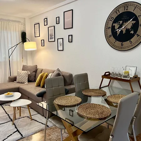 아파트 Lovely With A Sunny Terrace 또레비에하