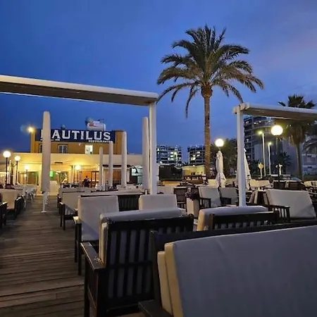 Lovely With A Sunny Terrace דירה *